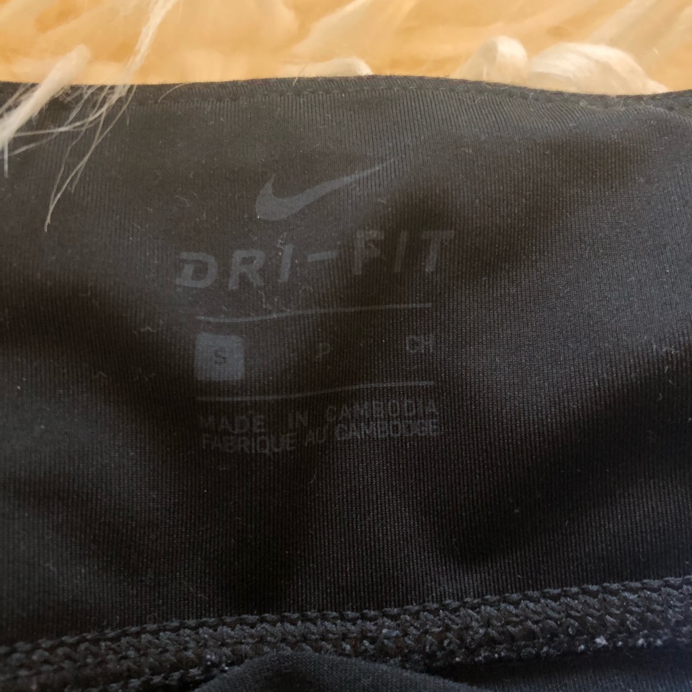 cropped nike black leggings - Picture 3 of 4